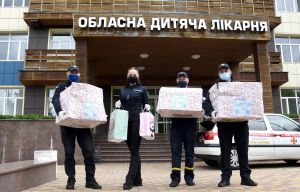 Рятувальники Кіровоградщини передали маленьким пацієнтам «Скриньки хоробрості»